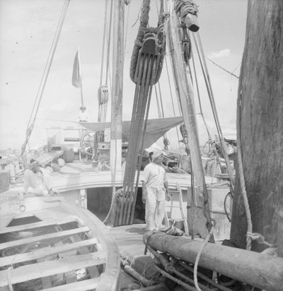 Egy indiai kotia típusú dhow fedélzetén, amely Colombóban, Ceylonban horgonyzott. alkotó: David Watkin Waters