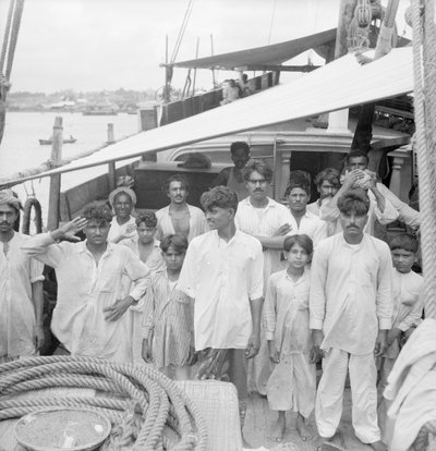 A kapitány és a legénység az indiai kotia típusú Karimi dhow (1938-ban épült) fedélzetén, a ceyloni Colombóban horgonyzó hajón. alkotó: David Watkin Waters