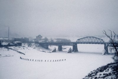 Novoszibirszk, Ob folyó, Szibéria, Szovjetunió, Diákok átkelnek a befagyott Ob folyón gyalog a hóban, 1976 tél (fotó) alkotó: Dean Conger