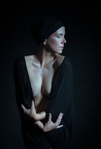 Elmélkedő nő alkotó: Denisa Justusová Šumcová