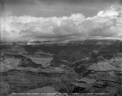 A Grand Canyon Arizonában a Bright Angel Hotel épületével szemben, 1900 körül alkotó: Detroit Publishing Co.