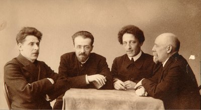 A költők csoportportréja Alexander (Alexandre) Alekszandrovics Blok (1880-1921), Georgii (George) Chulkov (1879-1939), Konstantin Alekszandrovics Erberg (Siunnerberg, Syunnerberg, Sunnenberg) (1871-1942) és Fjodor Sologub (Fiodor Sologub) Fjodor Kuzmit alkotó: Dmitri Spiridonovich Zdobnov