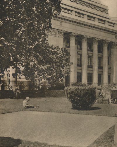 A gyerekek ott játszanak, ahol egykor vért csöpögött az állvány, c1935. alkotó: Donald McLeish