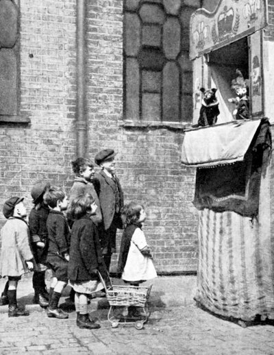 Gyerekek Punch és Judy show-t néznek egy londoni utcában, 1936 alkotó: Donald McLeish