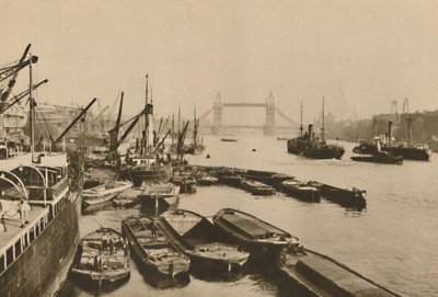 Szállítás a londoni medencében: Kilátás a London Bridge-től a Tower Bridge-ig, 1935. alkotó: Donald McLeish