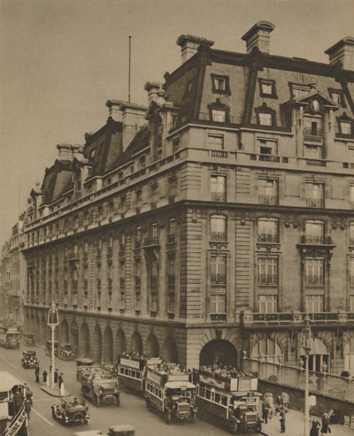 A Ritz a sok nemzedék szállodáinak helyén, 1935. alkotó: Donald McLeish