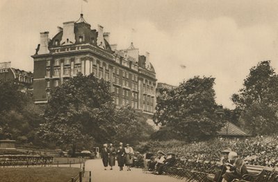 A Victoria Garden Villiers utcai része és a Cecil Hotel kilátása, 1935. alkotó: Donald McLeish