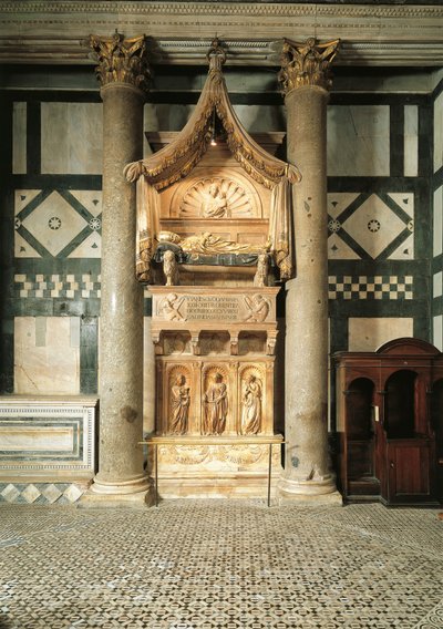 Olaszország, Toszkána, Firenze, Szent János keresztelőkápolnája, Donatello és Michelozzo által Baldassarre Coscia bíboros számára tervezett márvány síremlék, XXIII. János nevével ellátott antipáholy. alkotó: Donatello