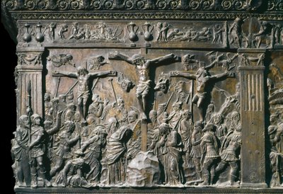 A jó tolvaj (Dismas) és a rossz tolvaj (Gesmas) ábrázolása, Jézus Krisztussal együtt keresztre feszítve. A bal oldali szószék alacsony domborműve, c. 1460 alkotó: Donatello