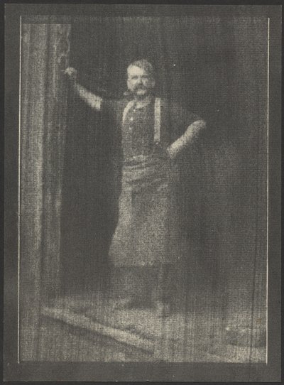 [Kovács áll az ajtóban, pipával a szájában] alkotó: Doris Ulmann