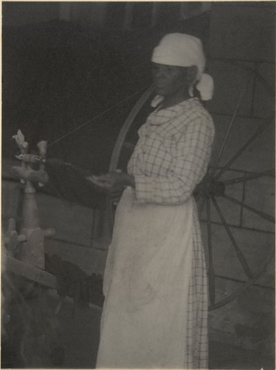 Nő a forgó keréknél alkotó: Doris Ulmann