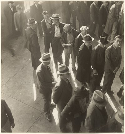 [A kaliforniai munkanélküli-kártalanítás első napjai: Várakozás a kérelmek benyújtására] alkotó: Dorothea Lange