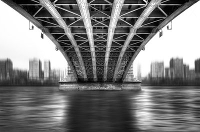 A városi híd alatt alkotó: EM-Photographies
