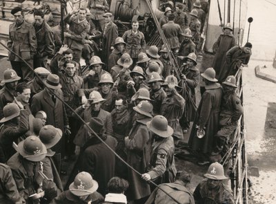 "MVSN- Blackshirts" album: Munkásfasiszták, évszázadokba bekeretezve, az AOI-ba (olasz Kelet-Afrika) indulnak Genovába (f/w fotó) alkotó: E. Binelli