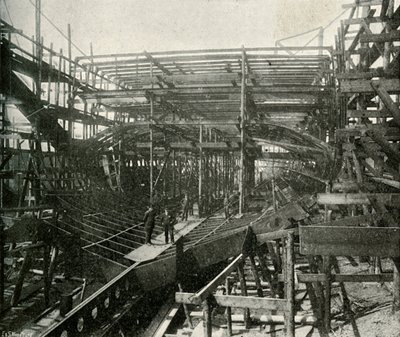 Egy hadihajó építése: Egy első osztályú cirkáló folyamatban a Temzei Vasműben, 1897 alkotó: E. and S. Woodbury
