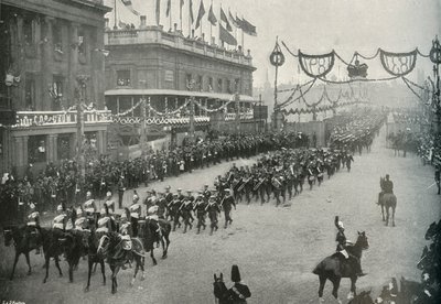 A haditengerészeti kontingens átkelő London hídon Southwarkba, London, 1897. alkotó: E. and S. Woodbury
