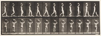27. tábla. Séta, 70 lb. kő szállítása a fején, felemelt kezek alkotó: Eadweard Muybridge