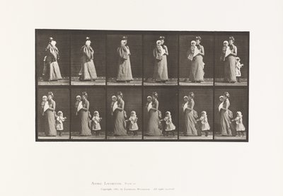 52. tábla. Járó hordozó gyermek, megfordulás; egy másik gyerek (70), aki a 9-es ruhát tartja alkotó: Eadweard Muybridge