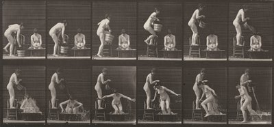 406. tábla. Egy nő egy vödör vizet önt egy másik nőre alkotó: Eadweard Muybridge