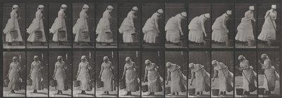 437. számú tábla. Vödör letétele és felkészülés a seprésre alkotó: Eadweard Muybridge