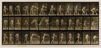 Nő, aki kiürít egy víztartályt, az Animal Locomotion című könyvből alkotó: Eadweard Muybridge