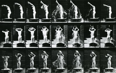 Nő vizet önt a fejére, illusztráció a „Mozgásban lévő emberi alak”, 1904-es kiadás alkotó: Eadweard Muybridge