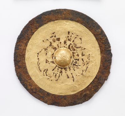 Tükör a nyugati királynő anyjával (Xiwangmu) és a keleti herceg atyjával (Dongwanggong), 25-220 (vas aranylappal és selyemnyomokkal) alkotó: Eastern Han Dynasty Chinese School