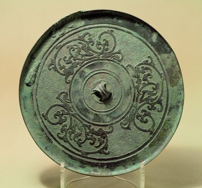 Tükör átlapolt sárkányokkal, Kelet Zhou-dinasztia, Hadakozó Államok időszaka, ie 475-221 (bronz) alkotó: Eastern Zhou Dynasty Chinese School