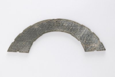 Vékony, körívre vágott plakett, huang típusú, Changsha, Hunan tartomány, Kr.e. 4-3. század (jáde) alkotó: Eastern Zhou Dynasty Chinese School