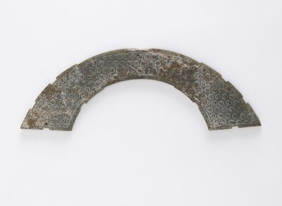 Vékony, körívre vágott plakett, huang típusú, Changsha, Hunan tartomány, Kr.e. 4-3. század (jáde) alkotó: Eastern Zhou Dynasty Chinese School