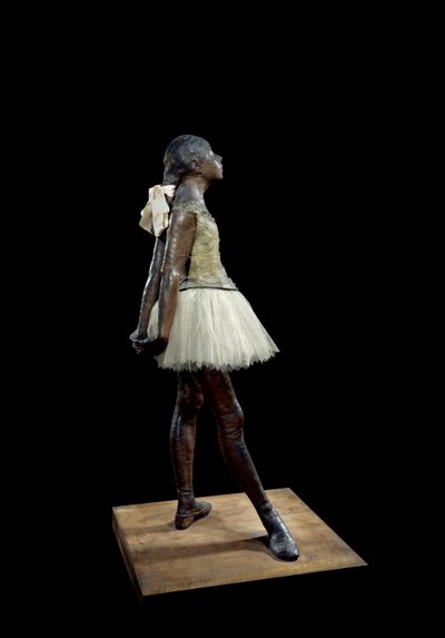 14 éves vagy nagyszerű táncos, Edgar Degas (1834-1917) szobra, bronz patinában, tüllben és rózsaszín szaténban, fa alapon alkotó: Edgar Degas