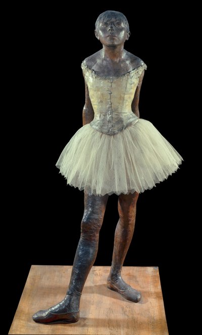 14 éves vagy magas táncos öltözött - Edgar Degas (1834-1917) szobra bronz patinából, tüllből és rózsaszín szaténból fa alapon alkotó: Edgar Degas