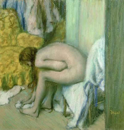 A fürdő után egy nő szárítja a bal lábát alkotó: Edgar Degas