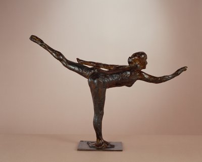Táncosnő: arabeszk jobb lábon, bal kar egy vonalban alkotó: Edgar Degas