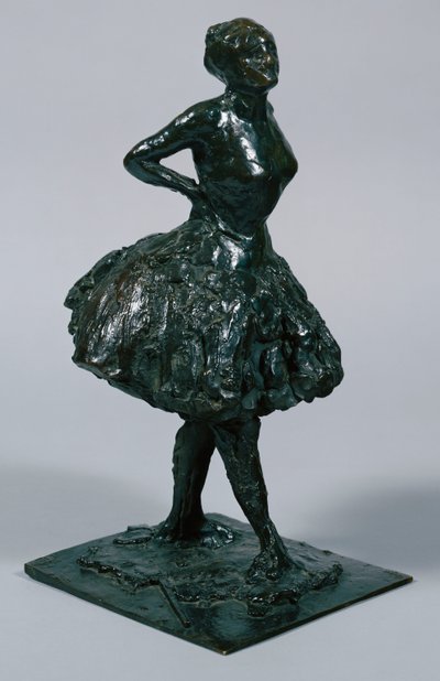 Táncosnő alkalmi ruhában, csípőre tett kézzel, jobb lábával előre, öntött 1919-21 körül alkotó: Edgar Degas
