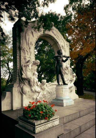 Emlékmű az osztrák zeneszerző és karmester, Johann Strauss II (vagy Johann Strauss fia vagy a fiatal vagy Johann Sebastian Strauss) (1825-1899) előtt tisztelegve. Edmund von Hellmer (1850-1935) szobra. 1921. Bécs, Stadtpark, Ausztria alkotó: Edmund Ritter von Hellmer