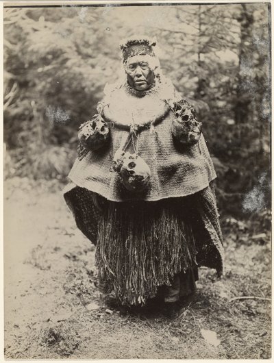 Egy Kominaka-tánchoz öltözött kwakiutl fejvadász alkotó: Edward S. Curtis