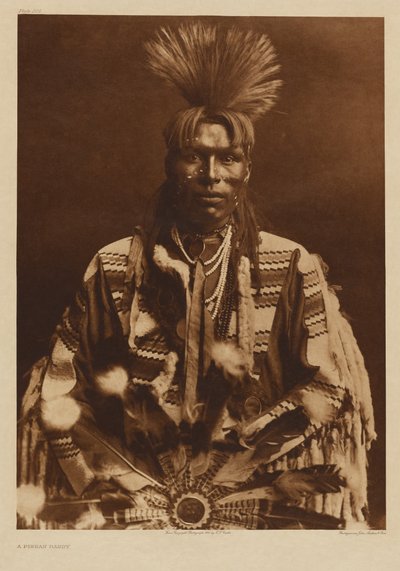 [Hagyományos öltözékben lévő pikani férfi] alkotó: Edward S. Curtis