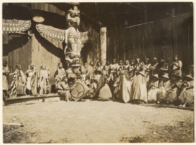 [A falak mentén sűrűn összegyűlt a harcosok és feleségeik vegyes tömege] alkotó: Edward S. Curtis