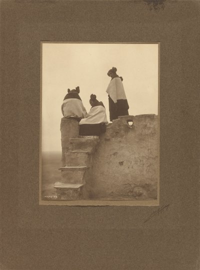 [Hopi indiánok, a táncosokat figyelve] alkotó: Edward S. Curtis