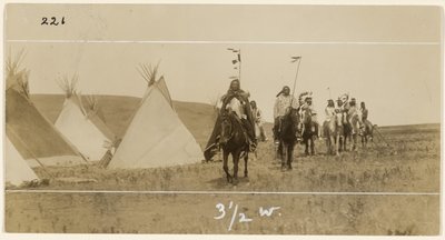 [Lovasok és tipik] alkotó: Edward S. Curtis