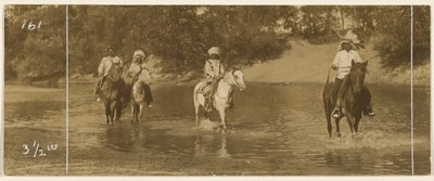 [Lovasok a patak partján] alkotó: Edward S. Curtis