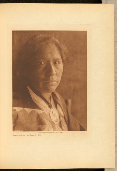 A Földön állva - Oto alkotó: Edward S. Curtis