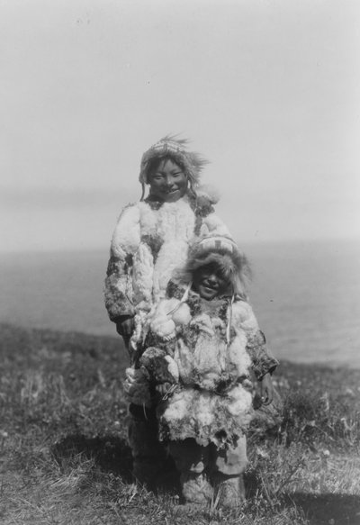 Egy kisgyerek és egy idősebb eszkimó kacsabőr parkot visel, Nunivak Island, Alaszka, 1929 körül (f/w fotó) alkotó: Edward Sheriff Curtis