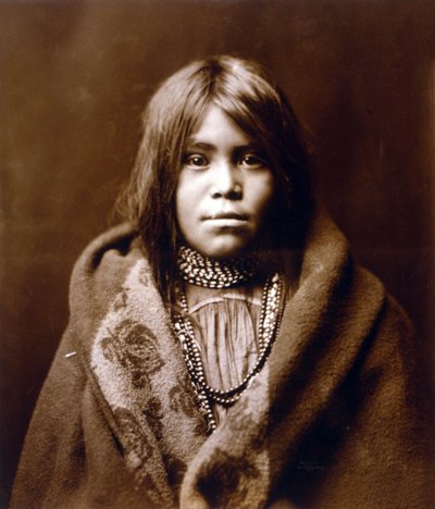 Egy apacs lány, c. 1903, fénykép Edward S. Curtis alkotó: Edward Sheriff Curtis