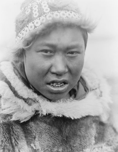 Egy eszkimó fiatal az alaszkai Hooper Bay-ből, 1929 körül (f/w fotó) alkotó: Edward Sheriff Curtis