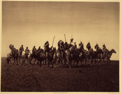 Brate háborús parti. A Sioux Brules csapata megismétli az ellenség elleni rajtaütést. A fénykép Edward S. Curtis észak-amerikai indiánokról szóló enciklopédiájának (1868-1952) 3. kötetéből készült, Theodore Roosevelt előszavával. 1907 és 1930 között 20 köt alkotó: Edward Sheriff Curtis