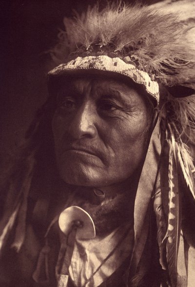 Őrült mennydörgés, Sioux Teton (Oglala vagy Ogalala) Fotó Edward S. Curtis észak-amerikai indiánokról szóló enciklopédiájának (1868-1952) 3. kötetéből, Theodore Roosevelt előszavával. 1907 és 1930 között 20 kötet jelent meg. alkotó: Edward Sheriff Curtis