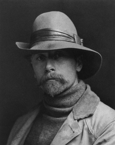 Edward S. Curtis (1868-1952) amerikai fotós, aki JohnPierpontMorgan védnöksége alatt dolgozott, érdeklődött az indiánok iránt, és egyfajta enciklopédiát adott ki róluk ("Az észak-amerikai indián") alkotó: Edward Sheriff Curtis