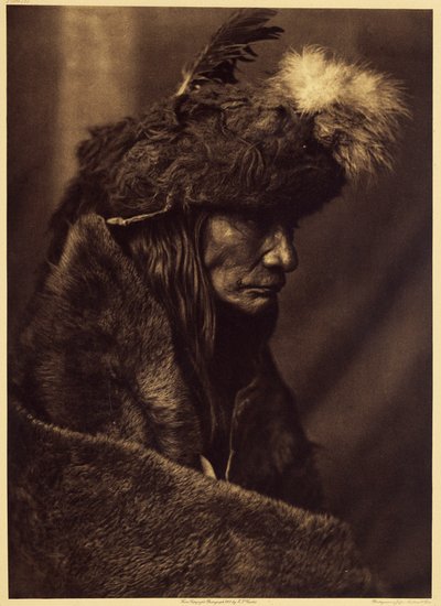 Tearing Lodge, Piegan. Pinokiminuksh egyike azon kevés piegan előrehaladott korszaknak, akinek emléke hű maradt. 1835-ben, a mai Montana su Sud területén, értékes információforrásként jelent meg. A bivalybőr kalap a hadiruhájának része: i alkotó: Edward Sheriff Curtis